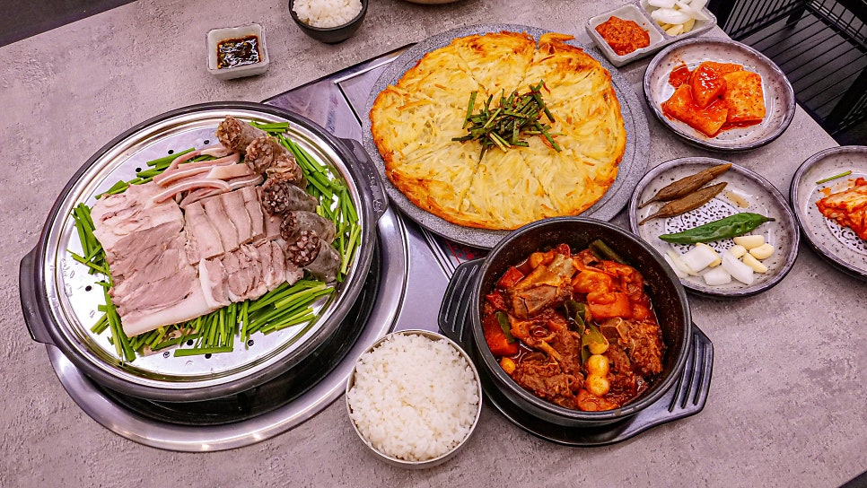 뱅뱅사거리 술술국밥 그린 톤 간판
