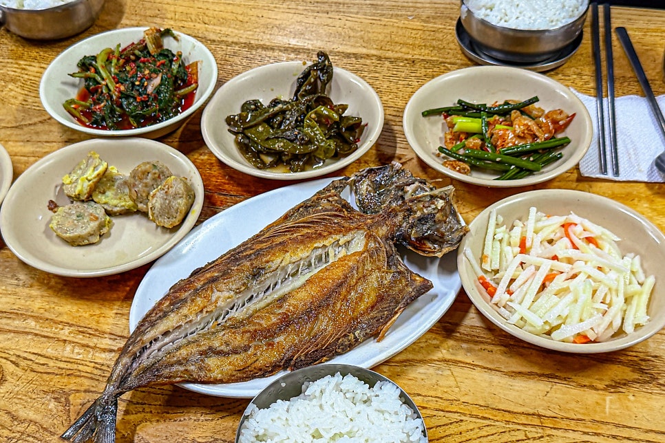 북창동 우성식당의 고등어구이 한 마리와 동그랑땡·무채 등 밑반찬 접시, 공깃밥이 차려진 한 상