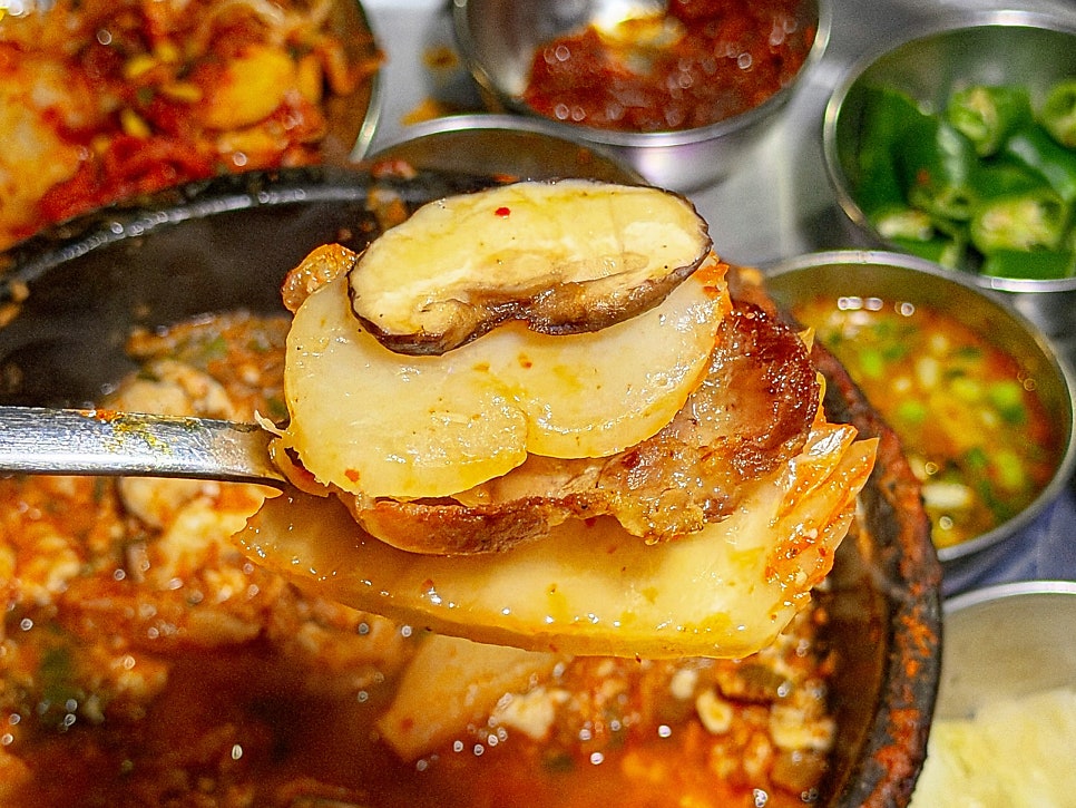 잠수교집 묵은지 한 점